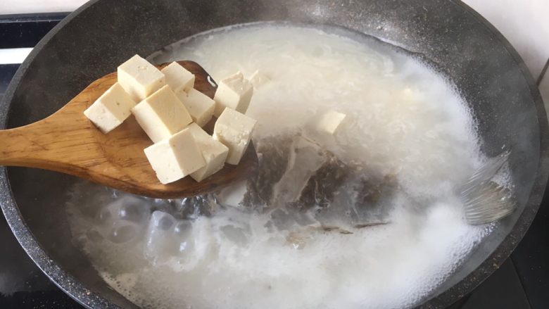 鲫鱼炖豆腐,放入豆腐,中火炖5分钟。