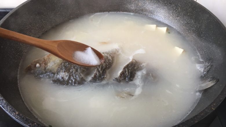 鲫鱼炖豆腐,放入少许(依个人口味)的盐调味。