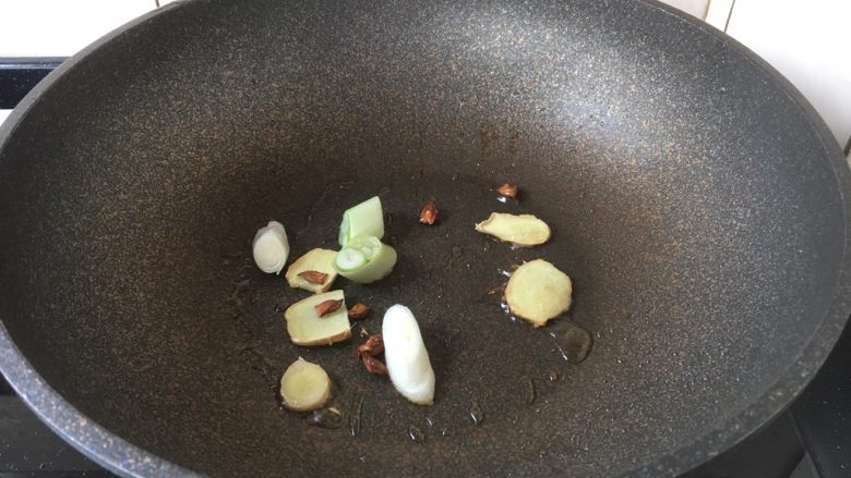 鲫鱼炖豆腐,锅里留少许的底油,放入葱、姜、八角。