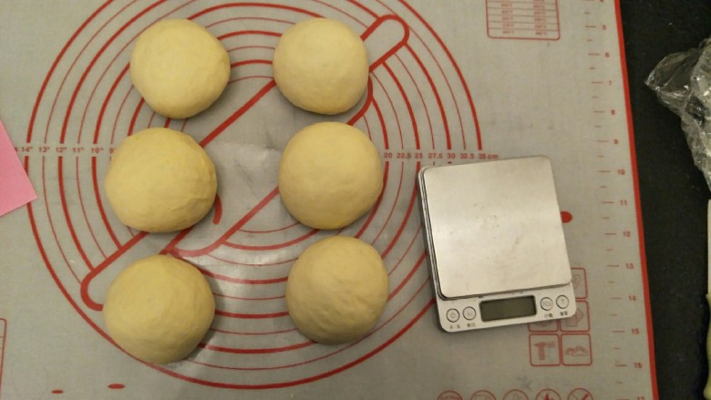 万能早餐-牛奶哈斯,分成六等份,我这里150克一个小面团。