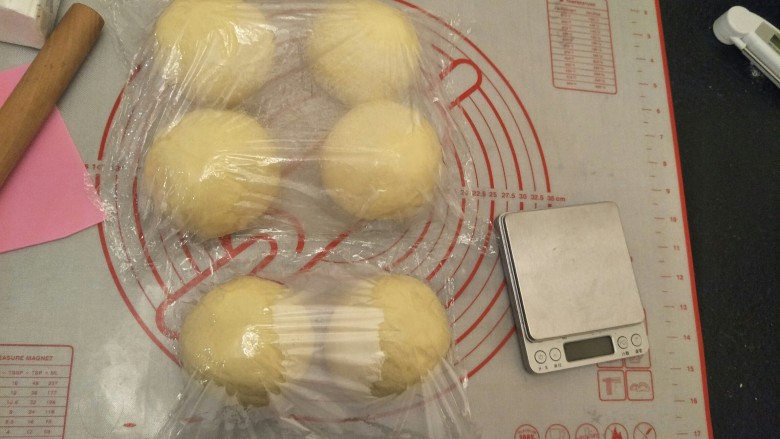 万能早餐-牛奶哈斯,在室温下,松弛面筋半个小时,方便,接下来好擀开