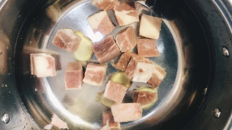 咖喱牛腩,把洗净后的牛腩放入炖锅中,放入姜片和料酒还有清水,用大火烧开,再用中小火慢炖一个小时
