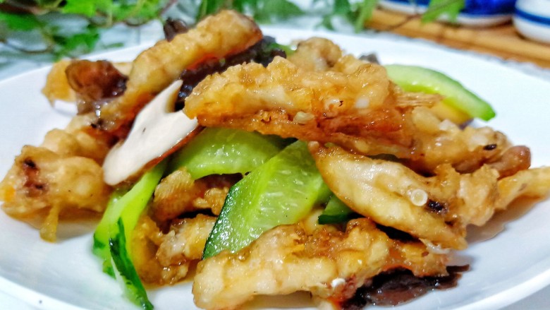 金牌官烧目鱼,由于目鱼肉裹了一层玉米淀粉油炸,吃起来外酥里嫩,非常可口!