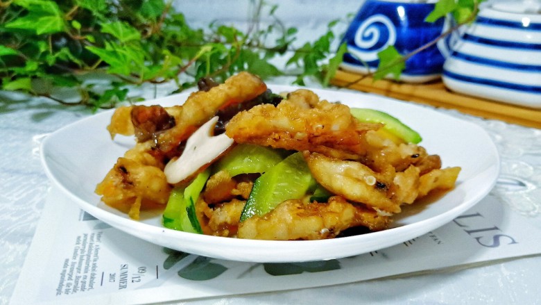 金牌官烧目鱼,黄瓜的清脆口感与香菇的鲜香口味,实在是最好的搭配不过。