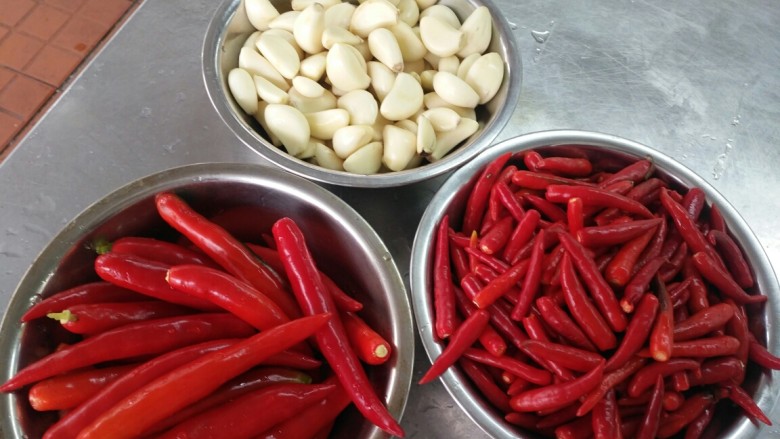 米椒酱做法,准备好<a style='color:red;display:inline-block;' href='/shicai/ 82'>小米椒</a>,小红椒,蒜子。