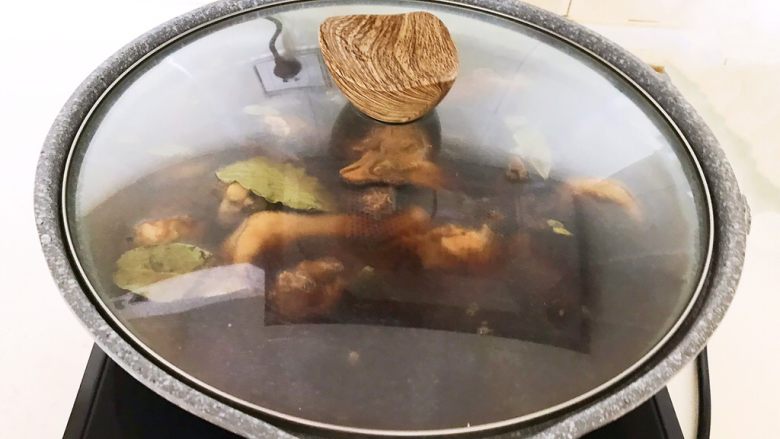 红烧溜达鸡,盖上锅盖,大火烧开后小火慢烧60分钟,然后大火收汁烧10分钟