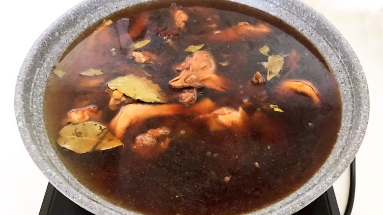 红烧溜达鸡,加入开水,水量没过鸡块