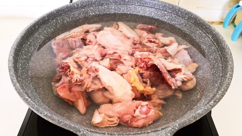 红烧溜达鸡,锅里加入冷水,放入鸡块