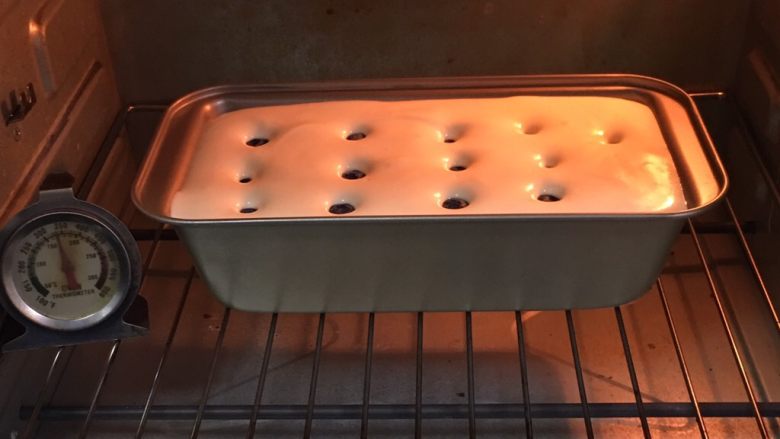 蓝莓玉枕蛋糕,烤箱预热至150度,模具送入烤箱烤制40分钟。