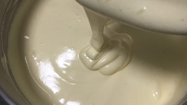 蓝莓玉枕蛋糕,继续翻拌50次左右,蛋糕糊就完成了。