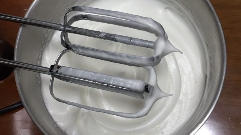 蓝莓玉枕蛋糕,继续搅打50圈,再加入15克细砂糖。
