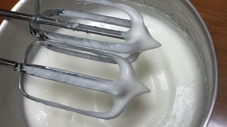 蓝莓玉枕蛋糕,用打蛋器高速搅打50圈,蛋白蓬发再加入15克细砂糖。