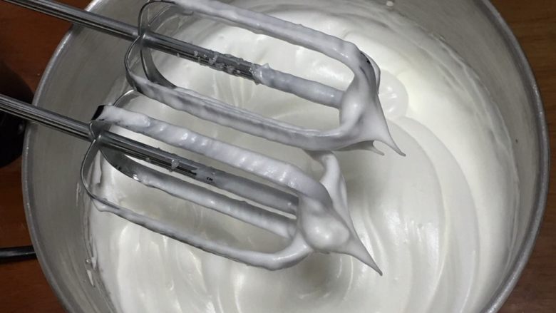 蓝莓玉枕蛋糕,再次搅打50圈,蛋白硬挺,出现直立的小尖峰。