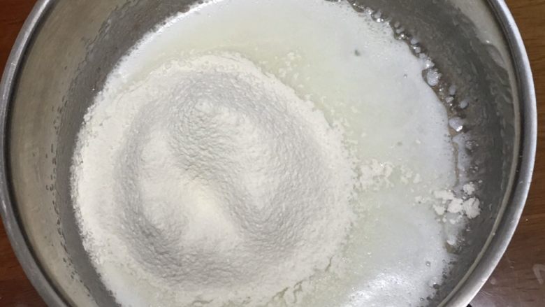 蓝莓玉枕蛋糕,过筛低筋粉,也用打蛋器低速搅拌至糊状。