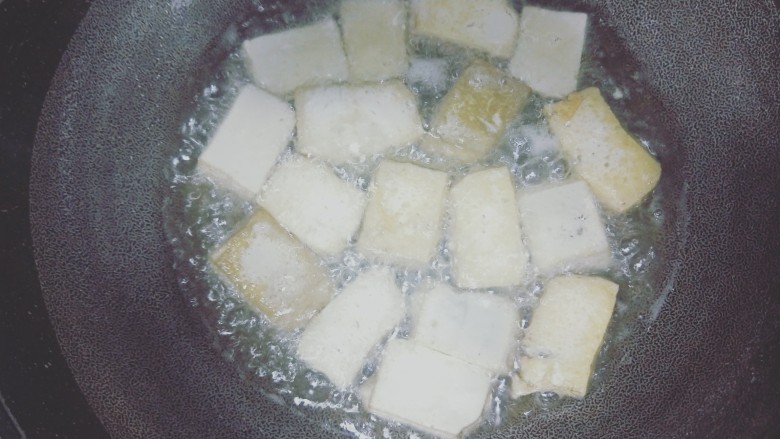 红烧臭豆腐,放入臭豆腐,中火烧