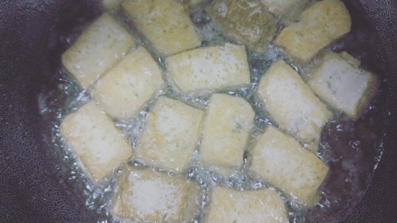 红烧臭豆腐,一边烧好后翻边在煎炸,炸好后备用