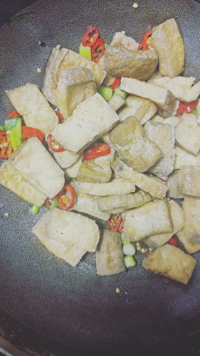 红烧臭豆腐,倒入炸好的臭豆腐,翻炒两分钟