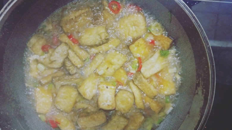 红烧臭豆腐,锅中加水,盖上锅盖,大火烧