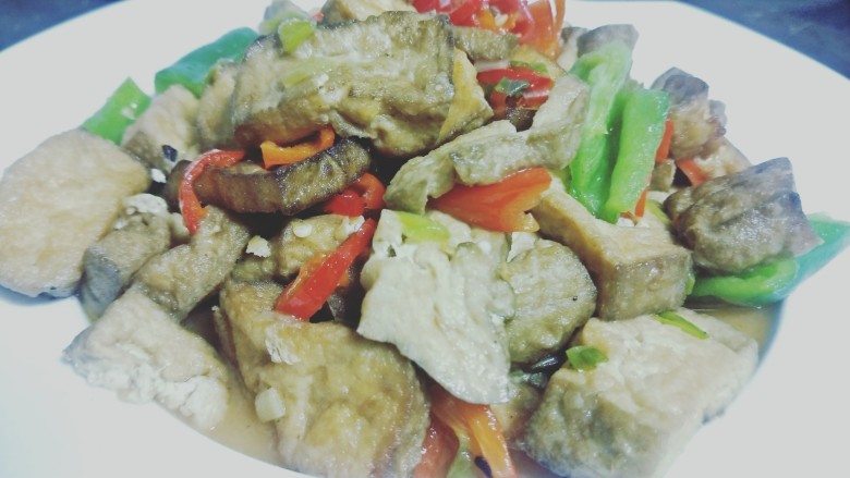 红烧臭豆腐,烧至汤汁将干,起锅