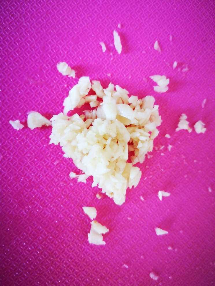 油菜香菇,蒜切末