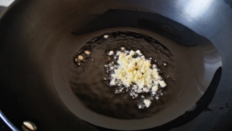 油菜香菇,放蒜末，爆香