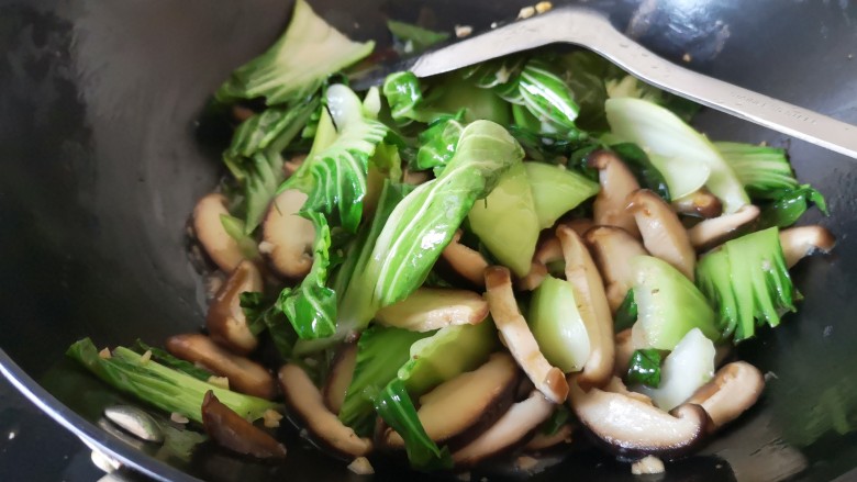 油菜香菇,加入香菇，略炒一会再放油菜，加入<a style='color:red;display:inline-block;' href='/shicai/ 788'>生抽</a>调色