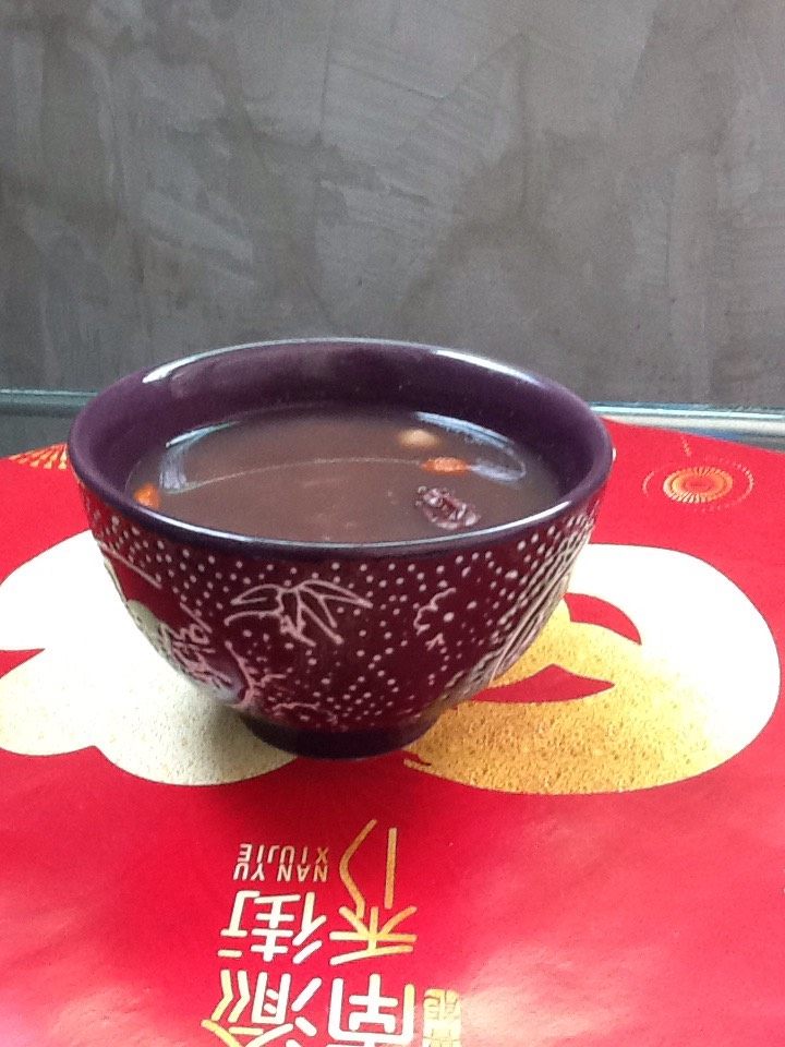 百合红豆粥,<a style='color:red;display:inline-block;' href='/shicai/ 3607'>红豆</a>，<a style='color:red;display:inline-block;' href='/shicai/ 492'>大米</a>，<a style='color:red;display:inline-block;' href='/shicai/ 36'>百合</a>，<a style='color:red;display:inline-block;' href='/shicai/ 674'>莲子</a>，水适量，泡一晚。用电饭煲40分钟，加入<a style='color:red;display:inline-block;' href='/shicai/ 866'>冰糖</a>煮5分钟即可。