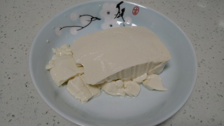 内豆腐拌绿豆芽,撕开封口,倒入盘中。