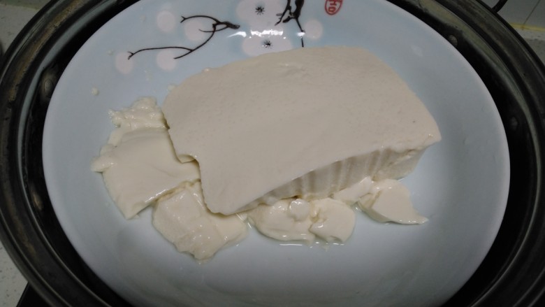 内豆腐拌绿豆芽,放入锅中,水开后转中火蒸6分钟。