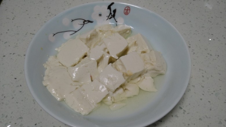 内豆腐拌绿豆芽,取出,用筷子夹成块。