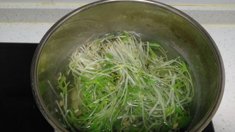 内豆腐拌绿豆芽,锅中放入适量水,盐、油,水开后放入芽苗菜,煮30秒。