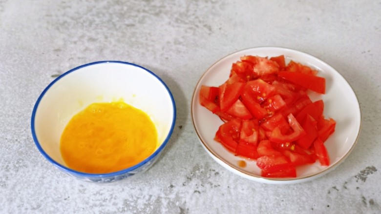 快手早餐~虾仁时蔬面疙瘩,<a style='color:red;display:inline-block;' href='/shicai/ 9'>鸡蛋</a>敲碗里,用筷子打散。