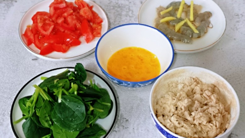 快手早餐~虾仁时蔬面疙瘩,所有食材准备工作完成。