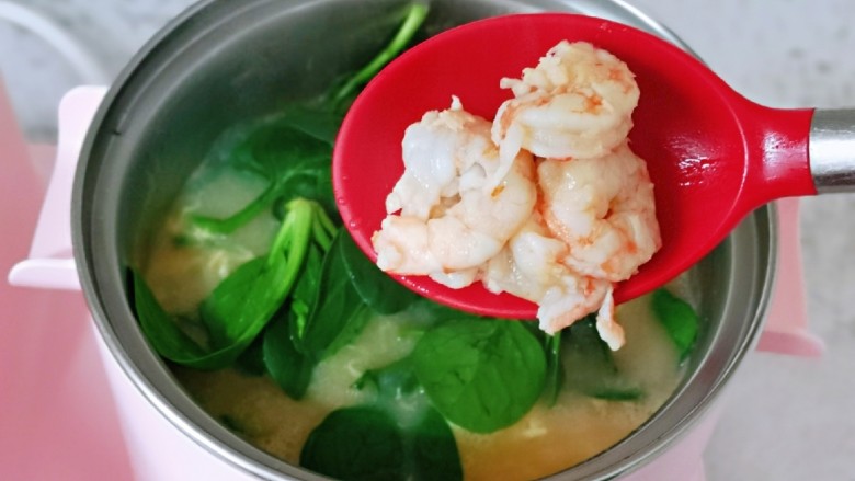 快手早餐~虾仁时蔬面疙瘩,加入菠菜,再加入煸炒过的虾仁。