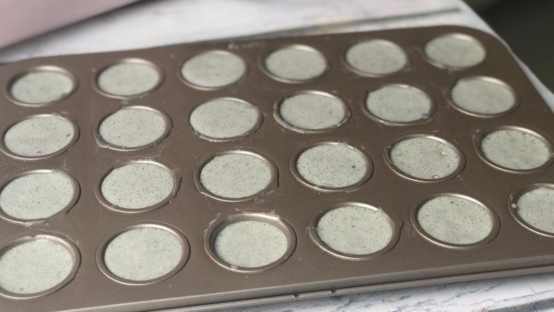 糯米紫薯小蛋糕,倒入小蛋糕模具,震出气泡。