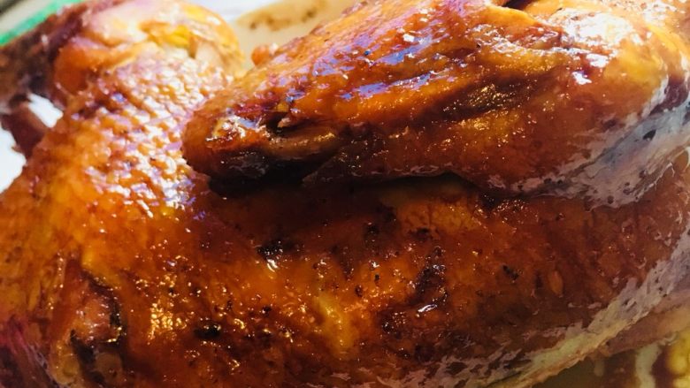 电饭煲焗鸡🐔,焗好的鸡,把葱段和生姜除去。剩余的汤可以做蘸料额。