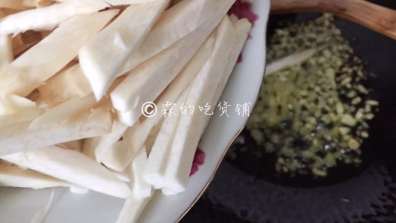 鱼香杏鲍菇,起油锅,先爆香姜蒜,随后把杏鲍菇倒入翻炒。