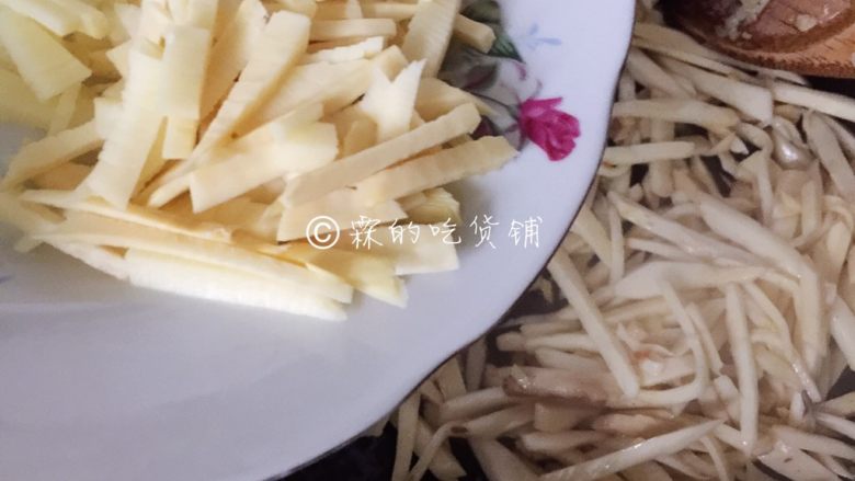 鱼香杏鲍菇,看到杏鲍菇有明显的瘪下去了，把笋丝倒入。