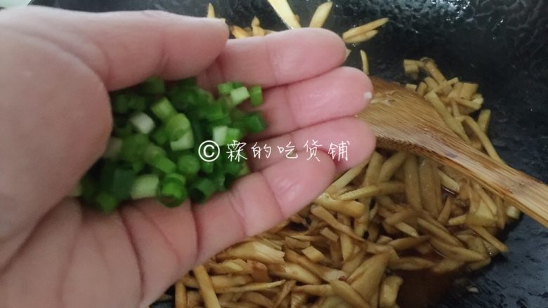 鱼香杏鲍菇,撒上一把小葱，快速地翻炒均匀后关火。