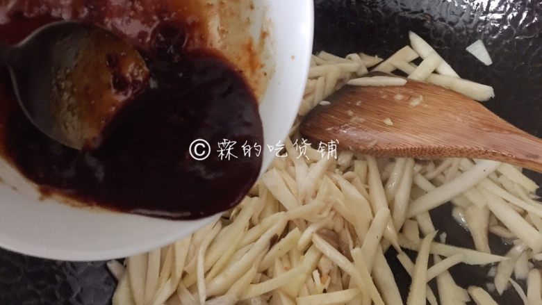 鱼香杏鲍菇,随后倒入刚才调好的酱汁,翻炒均匀。