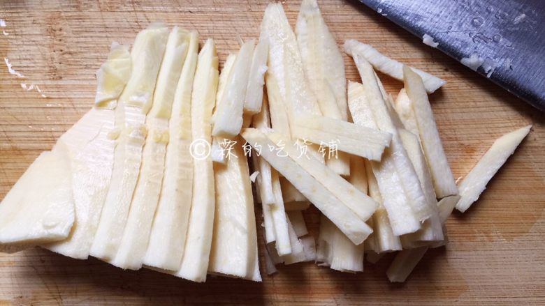 鱼香杏鲍菇,冬笋切丝后,水里汆烫一下。