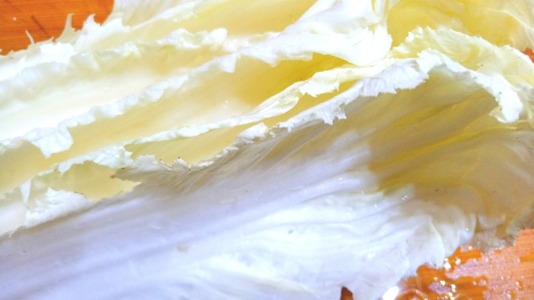 凉拌白菜海蜇皮,<a style='color:red;display:inline-block;' href='/shicai/ 80325'>白菜叶</a>子洗净,控水