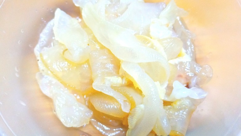 凉拌白菜海蜇皮,<a style='color:red;display:inline-block;' href='/shicai/ 5462'>海蜇皮</a>,洗净控干水分