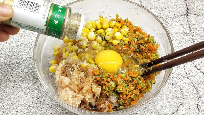 鸡胸蔬菜饼,<a style='color:red;display:inline-block;' href='/shicai/ 720'>胡椒粉</a>调味,拌匀
