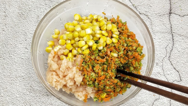鸡胸蔬菜饼,接着把西兰花还有胡萝卜放进去搅拌成末,和玉米一块放入碗中