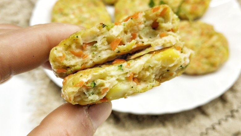 鸡胸蔬菜饼,这道鲜嫩低脂又营养的小饼就做好了,您学会了吗?