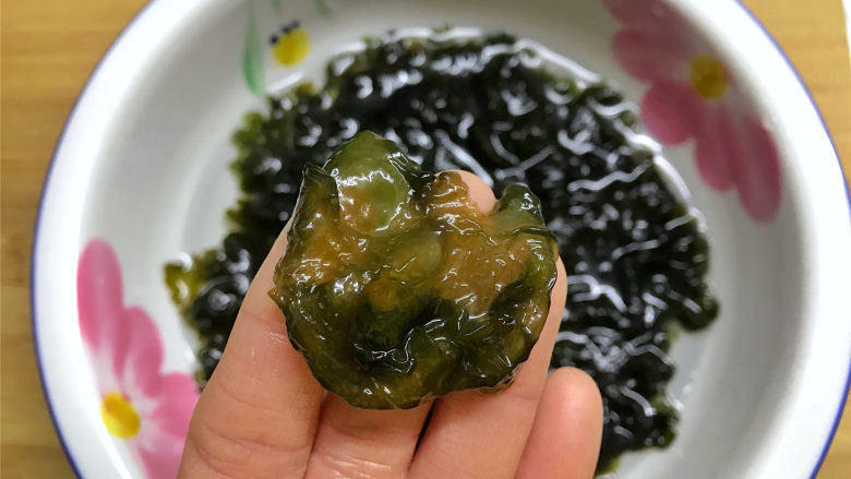 地皮菜炒鸡蛋,这个就是<a style='color:red;display:inline-block;' href='/shicai/ 2974'>地皮菜</a>,也叫地木耳,有好多不同的叫法,看上去和木耳很像,颜色呈橄榄绿色,半透明,但比木耳更软更滑。