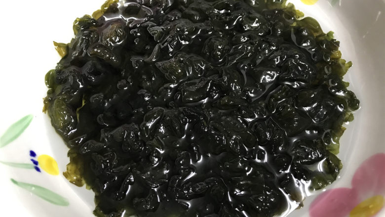 地皮菜炒鸡蛋,买回来的地皮菜要彻底清洗干净,我洗干净后又用了淡盐水浸泡了下。捞出。