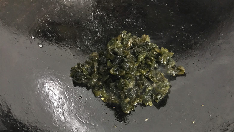 地皮菜炒鸡蛋,锅中再倒入少许油,放入清洗干净的地皮菜。