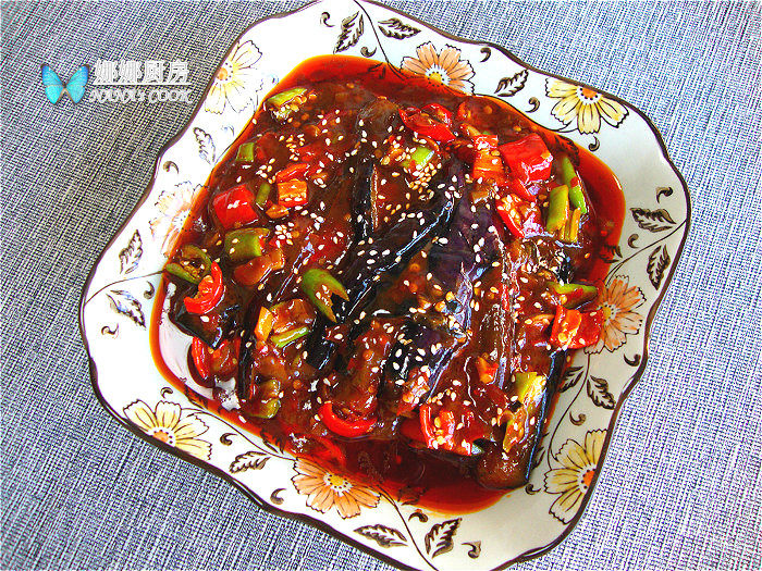 豆瓣酱烧茄子,装盘,撒芝麻